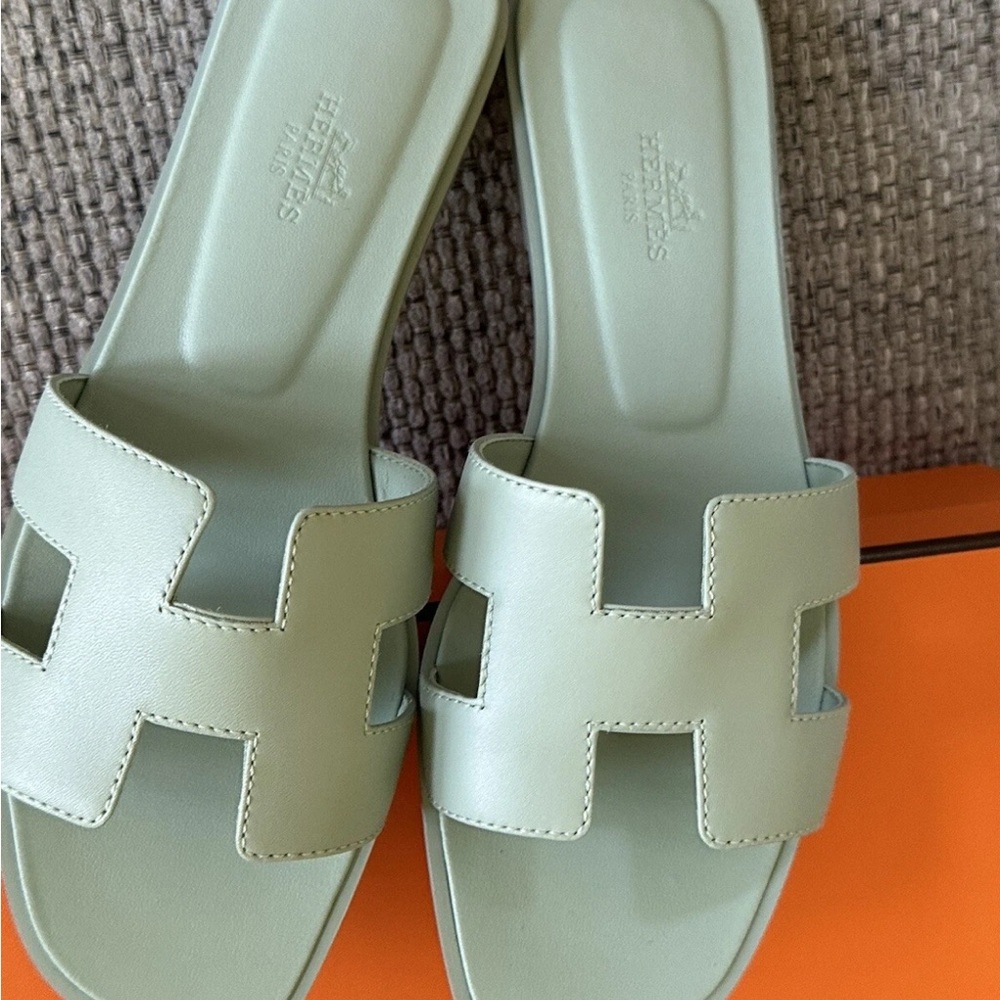 NEW HERMÈS Vert D'eau Calfskin Oran Sandals - Picture 7 of 14